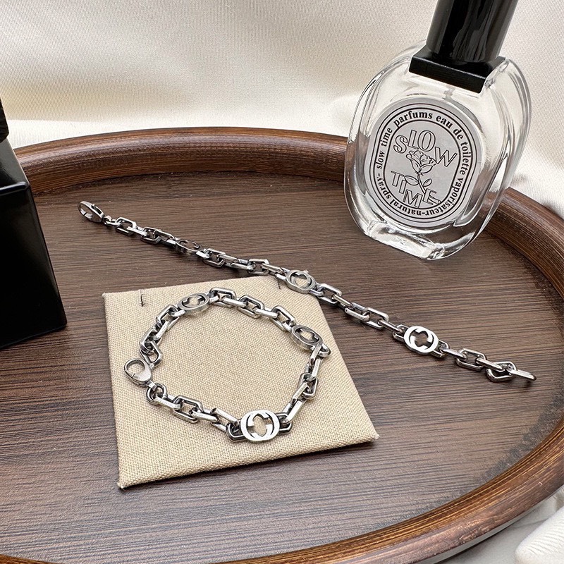 G*u*i bracelets